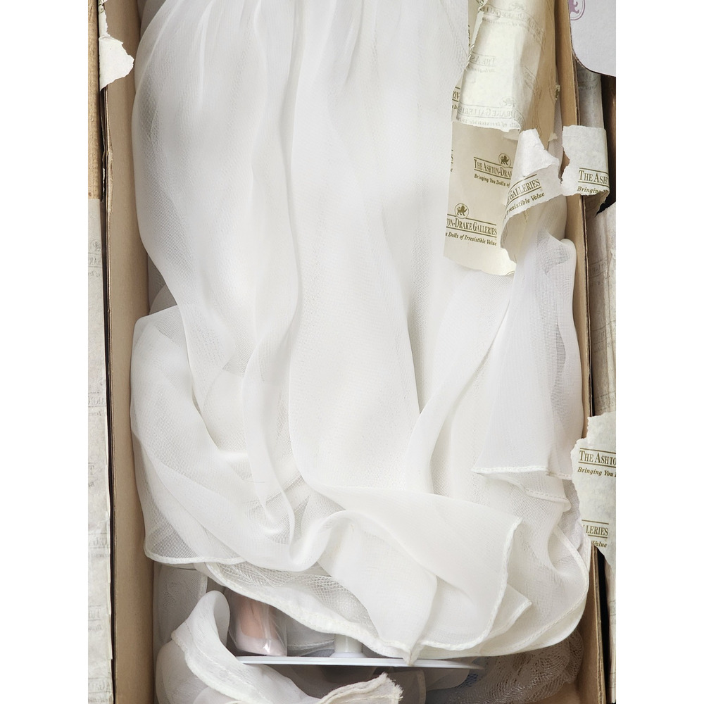 Ashton-Drake “Summer Dream” Artist Sandra Billoto - Porcelain Bride Doll #93743 - Picture 4 of 11